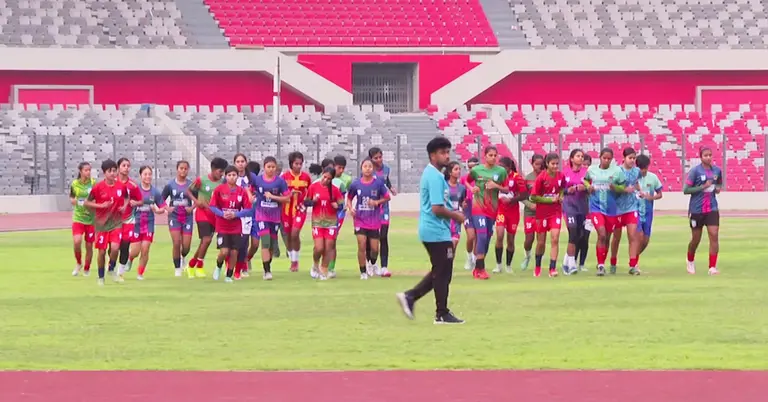 নারী ফুটবলারদের প্রশিক্ষণের একটি মুহূর্ত